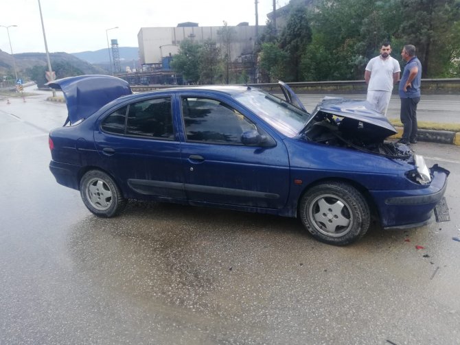 İ̇ki Otomobil Çarpıştı : 6 Yaralı