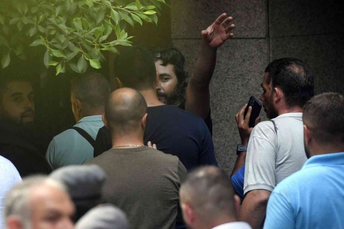 Beyrut’ta Bankadaki Parasını Çekemeyince 6 Kişiyi Rehin Alan Zanlı Serbest Bırakıldı
