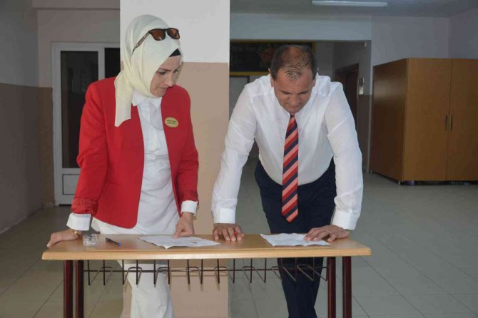 Yıllar Sonra Hayallerini Gerçekleştirdiler, 25. Yıla Giren Evliliklerini Üniversiteyi Kazanarak Taçlandırdılar