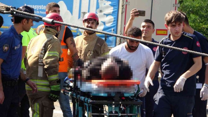 Sultanbeyli’de 2 Kamyonun Çarpıştığı Kazada 1 Kişi Hayatını Kaybetti