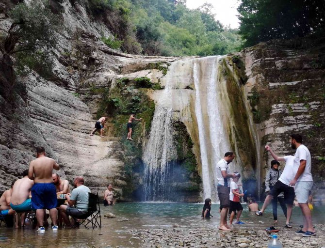 Doğa Ve Adrenalin Tutkunlarının Adresi ’Gölalan Şelalesi’