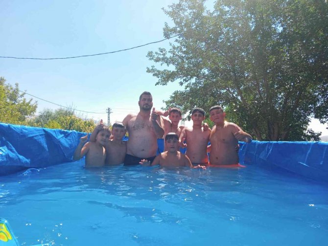 Sıcaktan Bunalınca Römorku Havuz Yaptılar