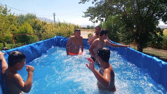 Sıcaktan Bunalınca Römorku Havuz Yaptılar