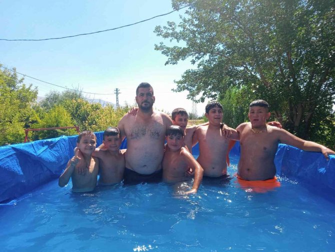 Sıcaktan Bunalınca Römorku Havuz Yaptılar