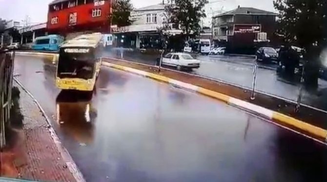Sultanbeyli’de Yolcu Dolu İ̇ett Otobüsü Kayarak Kaldırıma Çıktı