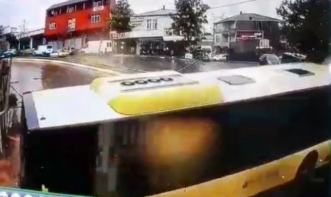 Sultanbeyli’de Yolcu Dolu İ̇ett Otobüsü Kayarak Kaldırıma Çıktı
