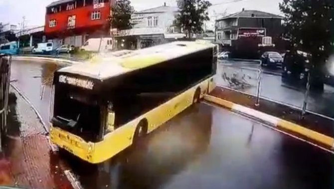 Sultanbeyli’de Yolcu Dolu İ̇ett Otobüsü Kayarak Kaldırıma Çıktı