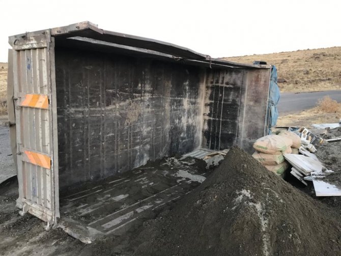 Tunceli’de Kamyon Yan Yattı: 1 Yaralı