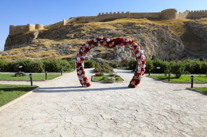 ‘Gülistan Bahçesi’ Yenilenen Çehresiyle Artık Daha Güzel
