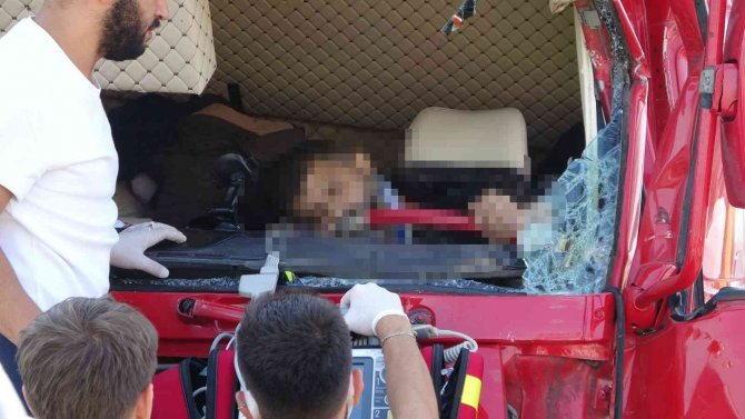 Sultanbeyli’de 2 Kamyonun Çarpıştığı Kazada 1 Kişi Hayatını Kaybetti