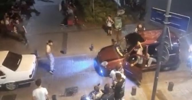 Pendik’te Gençlerin Kural Tanımayan Asker Eğlencesi Kamerada
