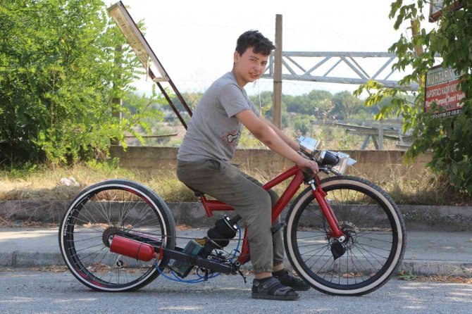 Lise Öğrencisinin Araba Lastiği Taktığı Bisiklet İlgi Görüyor