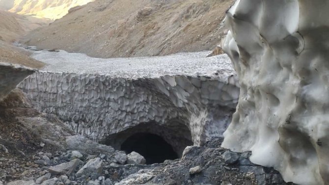 Sason’da 600 Metre Uzunluğundaki Kar Tüneli Görenleri Şaşırtıyor