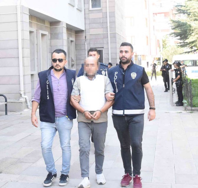 Eşini Ve İlişkisi Olduğu İddia Edilen Kişiyi Öldürüp ‘Namus İçin’ Dedi