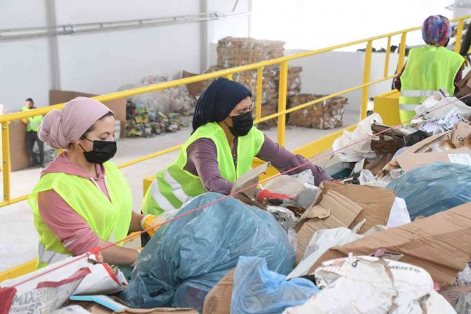 Aksaray’da Atık Toplama, Ayırma Ve 1. Sınıf Atık Getirme Merkezi Faaliyete Geçti