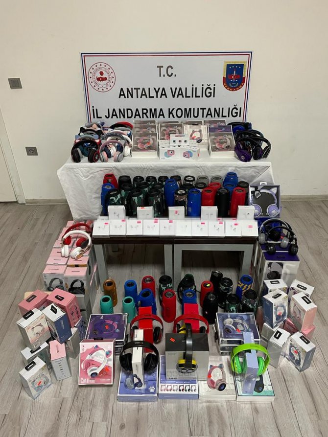 Piyasa Değeri 300 Bin Tl Olan Kaçak Elektronik Ürünler Ele Geçirildi