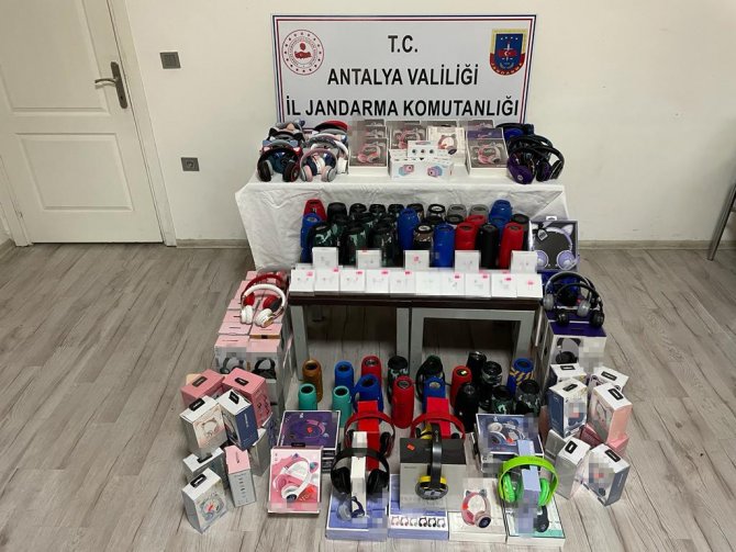 Piyasa Değeri 300 Bin Tl Olan Kaçak Elektronik Ürünler Ele Geçirildi