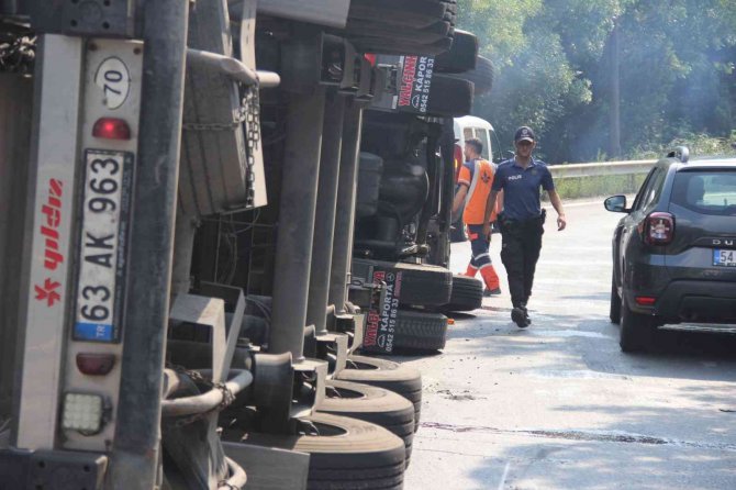 Tem Bağlantı Yolunda Tır Devrildi: 1 Yaralı