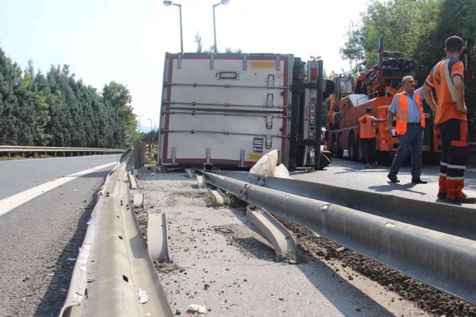 Tem Bağlantı Yolunda Tır Devrildi: 1 Yaralı