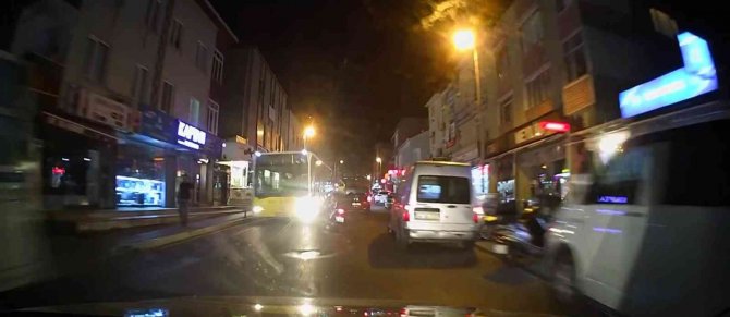 Ataşehir’de Zikzaklar Çizen Moto Kuryenin Tehlikeli Yolculuğu Kamerada