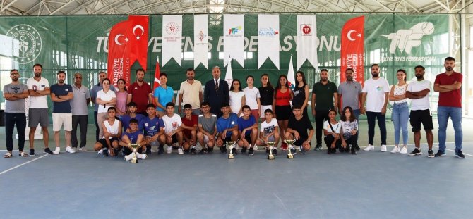 Batman’da Düzenlenen 18 Yaş Altı Teniz Turnuvası Sona Erdi