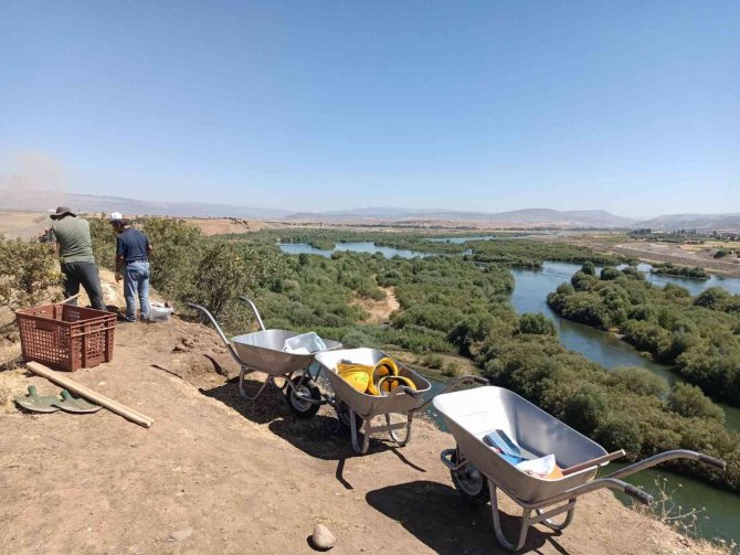 Bingöl’de Urartu Dönemine Ait Olduğu Düşünülen Sebeterias Kalesinin Sondaj Kazısı Başladı