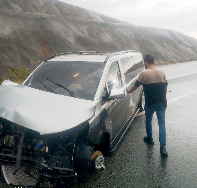 Kontrolden Çıkan Kamyonet Kaza Yaptı: 4 Yaralı