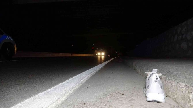 Motosikletten Düştüler, Yerde Yardım Beklerken Otomobilin Altında Kaldılar: 2 Ağır Yaralı