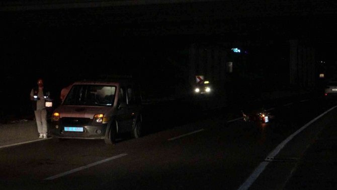 Motosikletten Düştüler, Yerde Yardım Beklerken Otomobilin Altında Kaldılar: 2 Ağır Yaralı