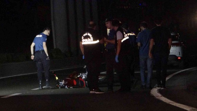 Motosikletten Düştüler, Yerde Yardım Beklerken Otomobilin Altında Kaldılar: 2 Ağır Yaralı