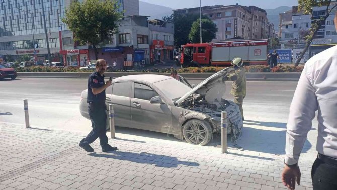Bursa’da Alev Alan Lüks Otomobil Kullanılamaz Hale Geldi