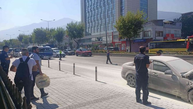 Bursa’da Alev Alan Lüks Otomobil Kullanılamaz Hale Geldi
