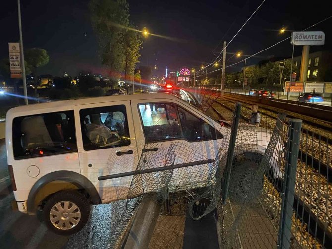 Bursa’da Ticari Araç Metro Rayına Uçtu : 1 Yaralı