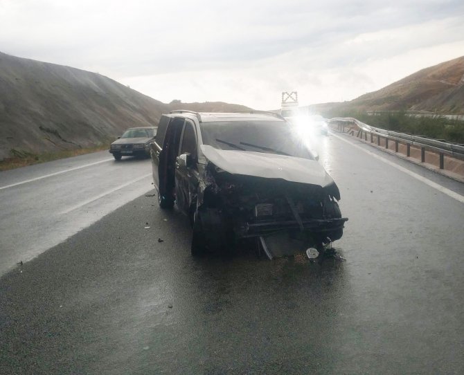 Kontrolden Çıkan Kamyonet Kaza Yaptı: 4 Yaralı