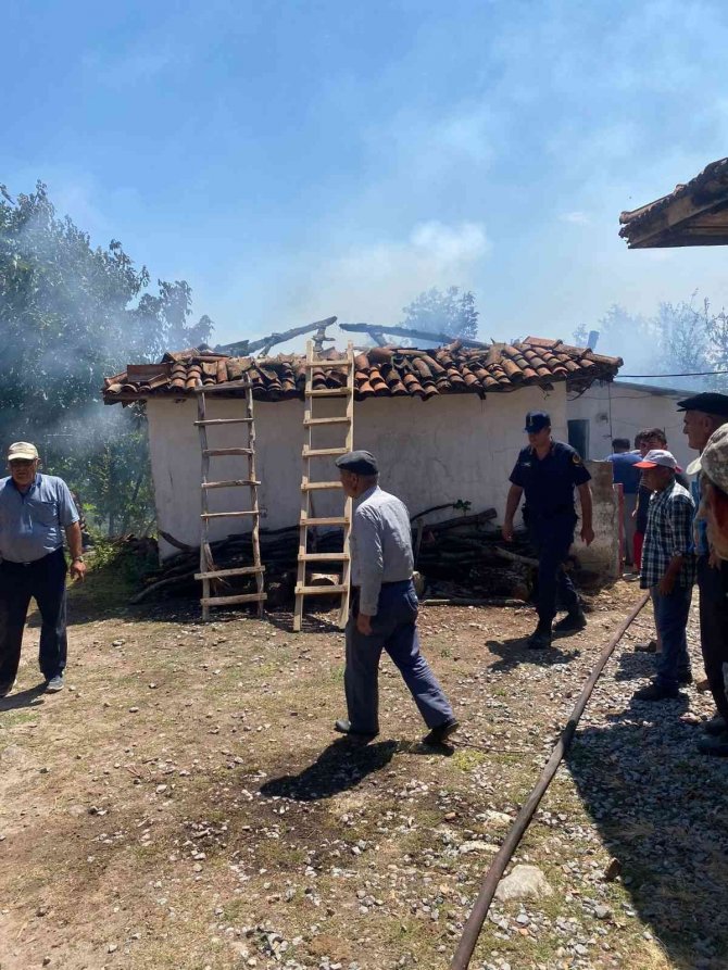 Yenice’de Ev Yangını Söndürüldü