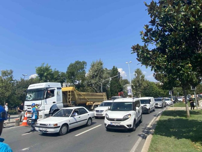 Kartal’da Hafriyat Kamyonu, Scooter Yüklü Panelvan Minibüse Çarptı
