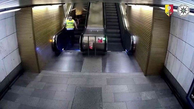 Yürüyen Merdivene Ters Binen Hırsız Polis Tarafından Yakalandı