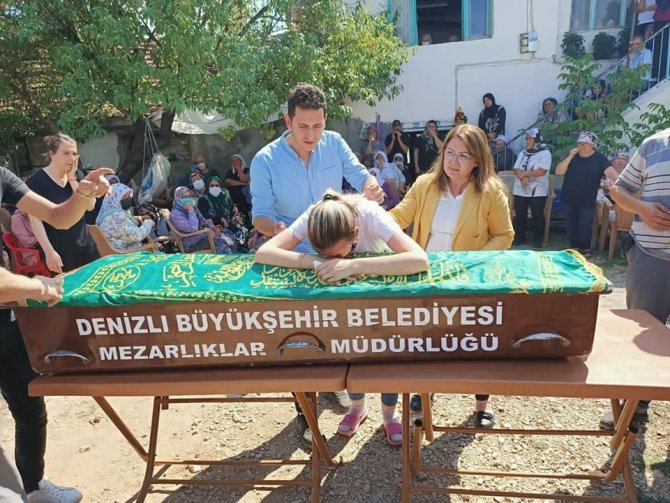 5 Metrelik Tahta Köprüden Düşerek Ölen Eski Başkanı Toprağa Verildi