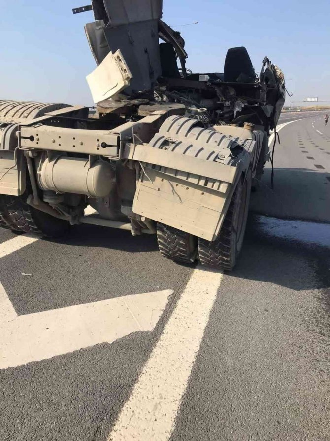 İ̇stanbul’da Akıllara Durgunluk Veren Kaza; Dorsesi Ve Kupası Kopan Kamyondan Sağ Çıktı