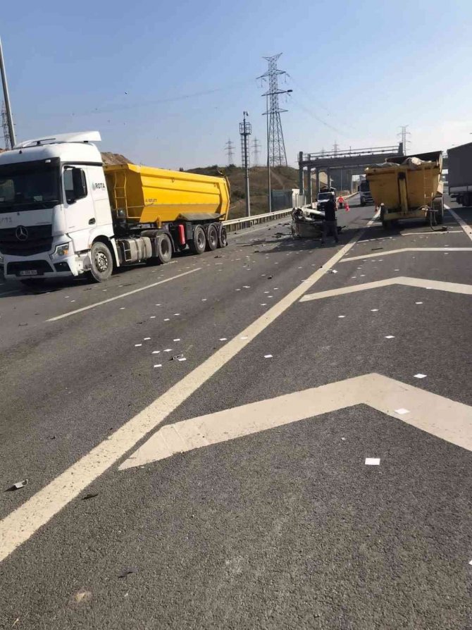 İ̇stanbul’da Akıllara Durgunluk Veren Kaza; Dorsesi Ve Kupası Kopan Kamyondan Sağ Çıktı