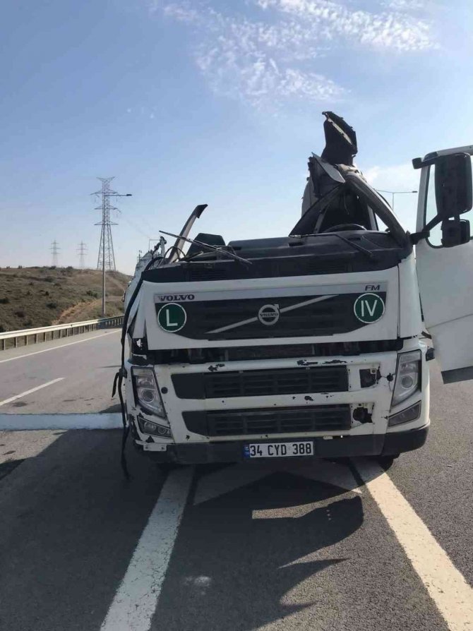 İ̇stanbul’da Akıllara Durgunluk Veren Kaza; Dorsesi Ve Kupası Kopan Kamyondan Sağ Çıktı