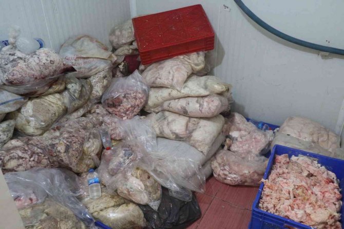 Kötü Kokudan Rahatsız Olan Vatandaşlar İhbar Etti, Depodan Çürümüş Et Çıktı