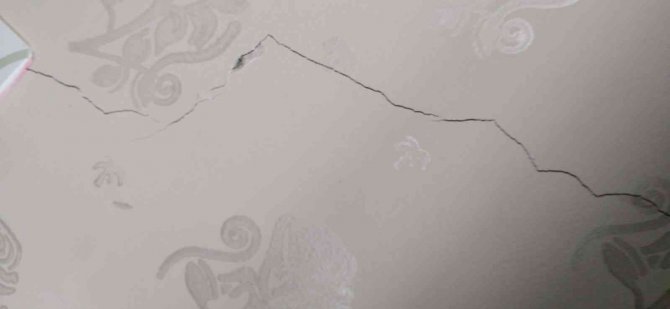 Elazığ’daki Depremde Bazı Binalarda Çatlaklar Oluştu