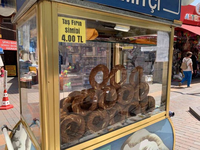 Valiliğin İptal Kararının Ardından Simit Tezgahlarda Zamsız Satılıyor