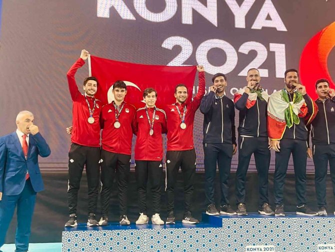 Erkek Kılıç Milli Takımı Hem Gümüş Madalyanın Hem De Eskişehirli Sporseverlerin Takdirini Kazandı