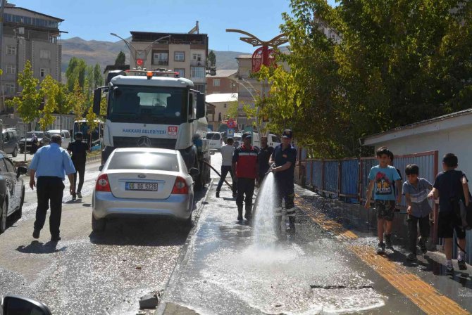 Hakkari Caddeleri Tazyikli Suyla Yıkandı