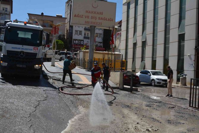 Hakkari Caddeleri Tazyikli Suyla Yıkandı