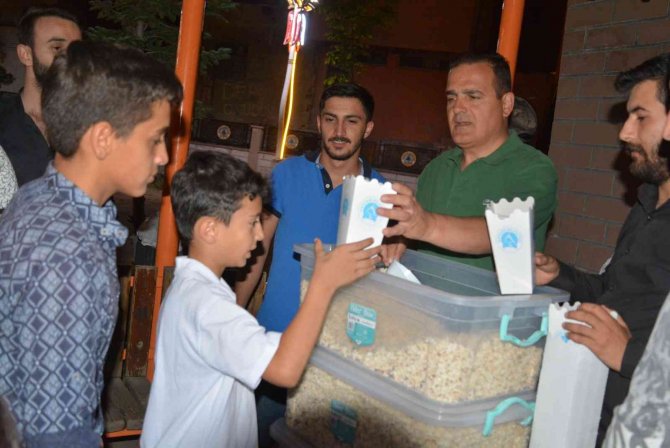 Hakkari Valisi Akbıyık, Vatandaşlarla Birlikte Açık Havada Film İzledi