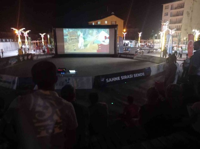 Hakkari Valisi Akbıyık, Vatandaşlarla Birlikte Açık Havada Film İzledi
