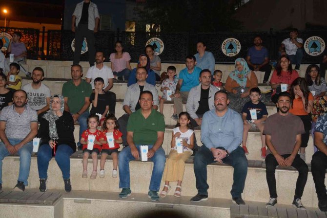Hakkari Valisi Akbıyık, Vatandaşlarla Birlikte Açık Havada Film İzledi